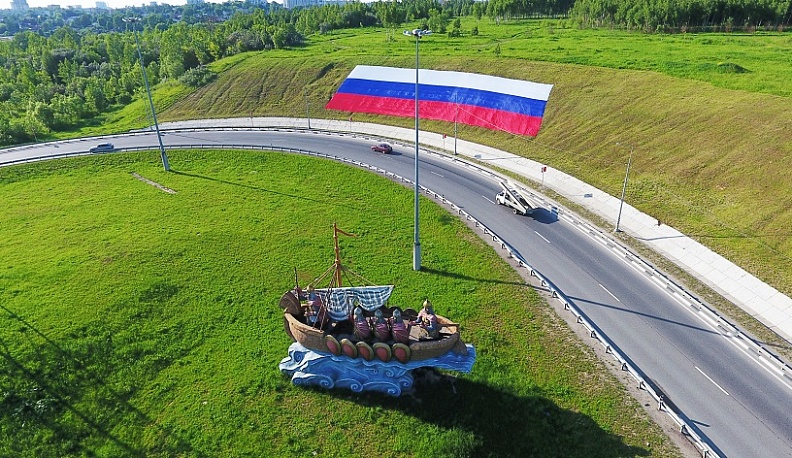 Огромный флаг украсил окрестности Калуги