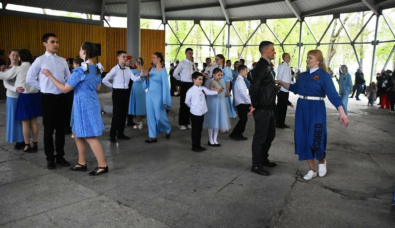 Непогода не помешала людиновцам закружиться в Вальсе Победы