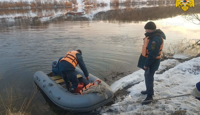 В Калуге спасатели сняли с льдины рыбака