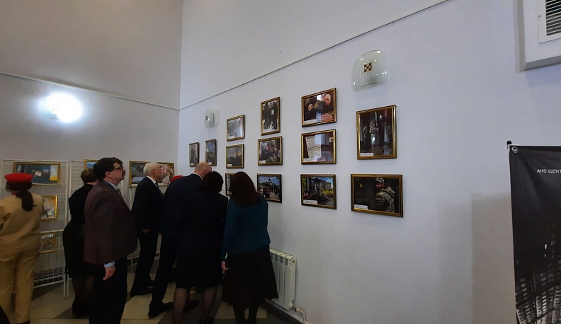 В Сухиничском районе открылась выставка фотографий «СВОИ»