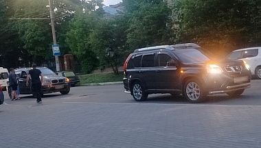 В Калуге около Областного молодежного центра столкнулись два кроссовера