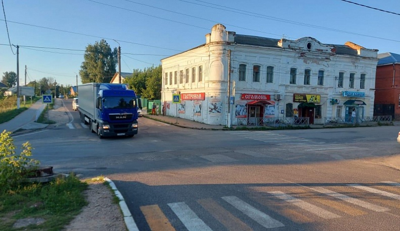 В Полотняном заводе грузовик сбил пешехода