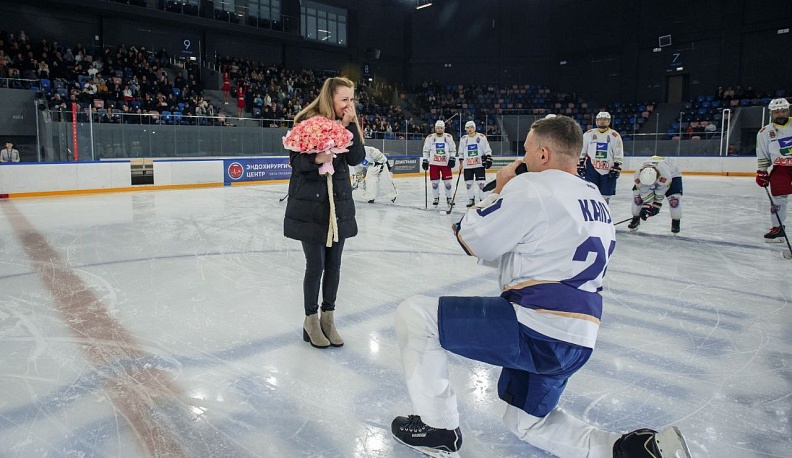 В Калуге перед матчем хоккеист сделал девушке предложение руки и сердца