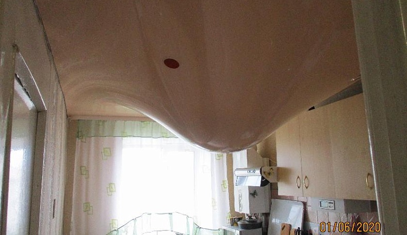 Словно из водопровода, льётся с потолка вода