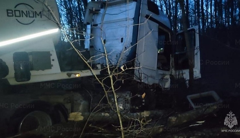 В Калужской области грузовик съехал с трассы в кювет