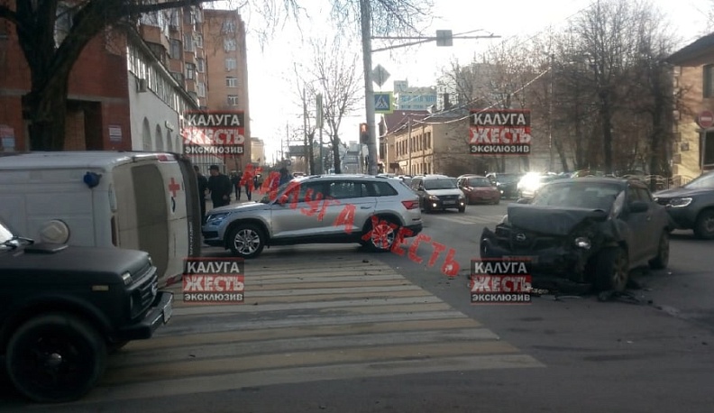 В центре Калуги перевернулась скорая помощь 