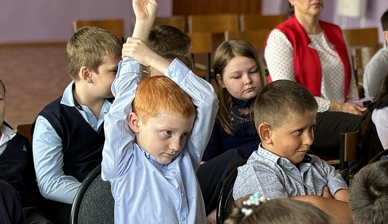 Первоклассникам калужской школы №4 рассказали о важности соблюдения ПДД