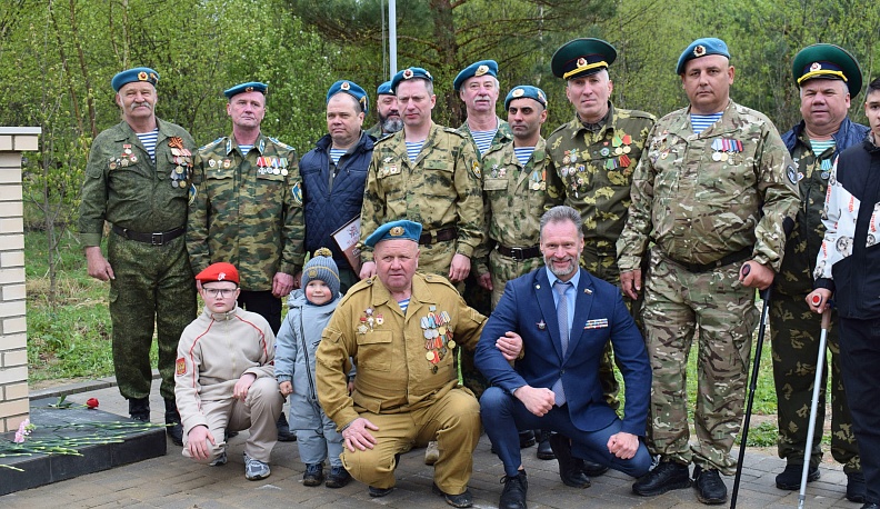 «Никто, кроме нас»: в Тарусе открыли памятный знак воинам-десантникам