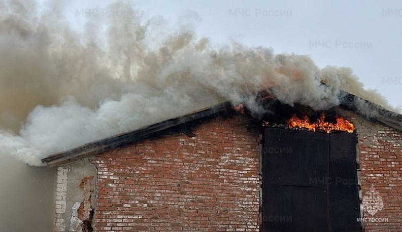 В Калужской области загорелось заброшенное здание