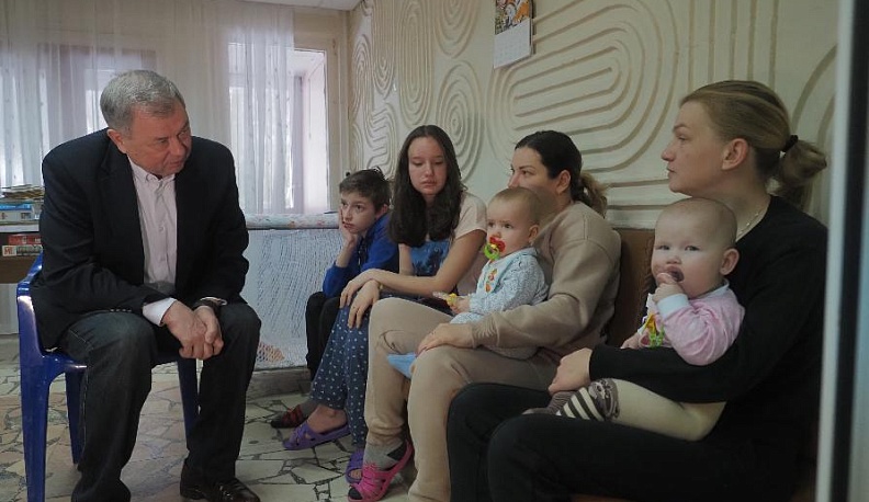 Сенатор Анатолий Артамонов встретился с переселенцами с Донбасса