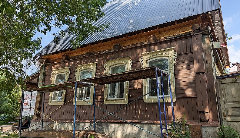 Активисты собирают средства на восстановление наверший наличников деревянного дома на Воронина, 3