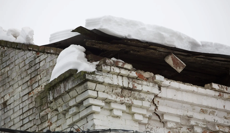 В Калуге на улице Театральной обрушилась крыша дома 