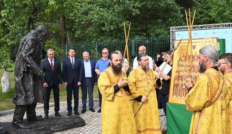 В Оптиной пустыни открыли памятник Достоевскому