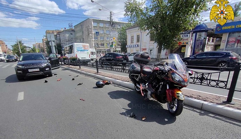 В центре Калуги столкнулись внедорожник и мотоцикл 