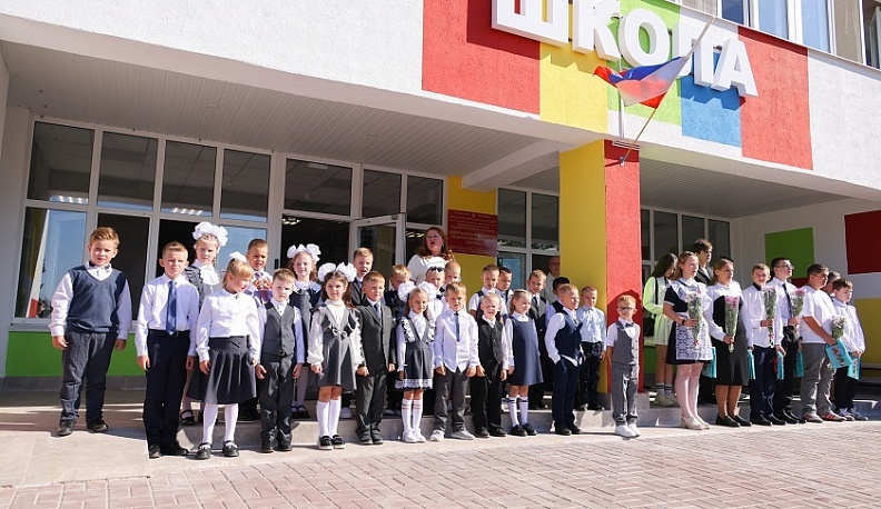 Геннадий Новосельцев поздравил учеников обновлённой школы в селе Дворцы с Днём знаний