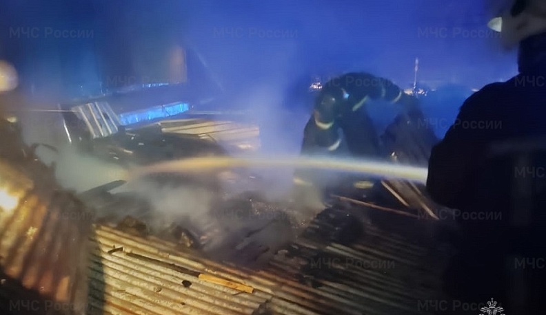 В Калужской области загорелся жилой дом