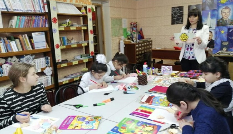 В библиотеке города Белоусово Жуковского района прошёл цветочный мастер-класс