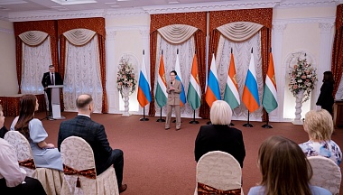 В Калуге наградили лучших муниципальных и государственных служащих