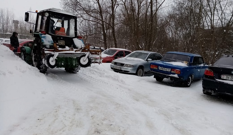 Губернатор послал чиновников чистить снег