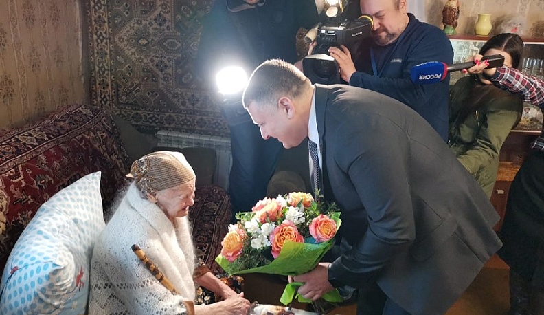 Старейшая жительница Ферзиковского района принимала поздравления от депутата