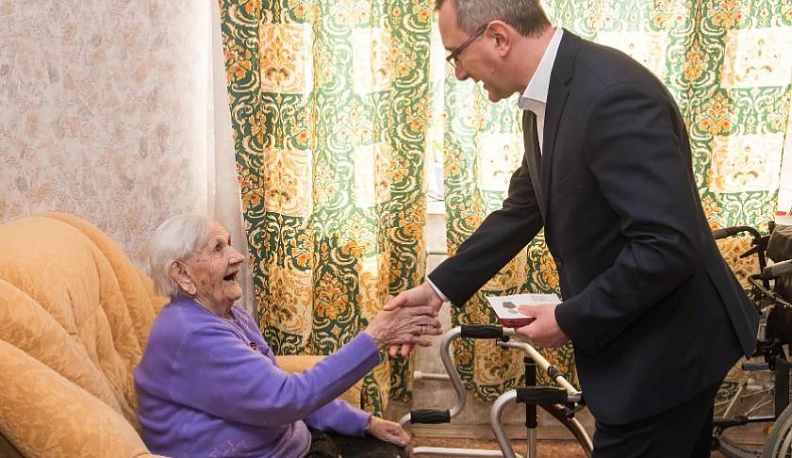 Владислав Шапша вручил медаль калужскому ветерану 