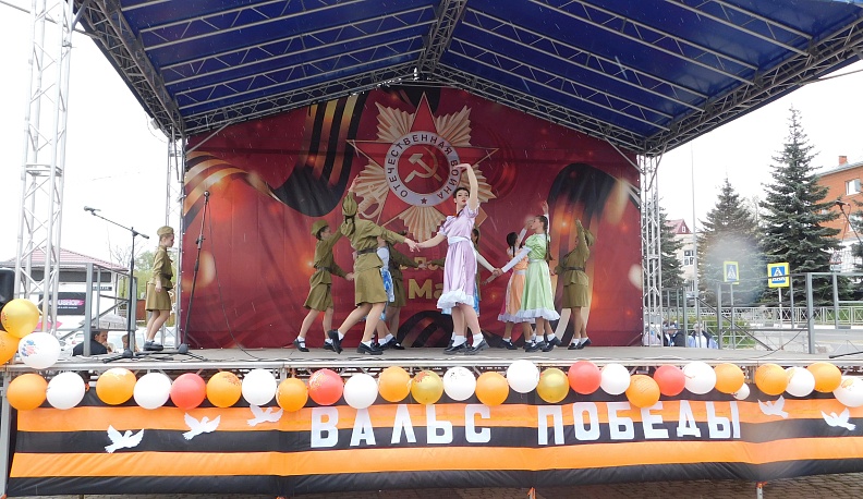 В Кондрове танцевали «Вальс Победы»