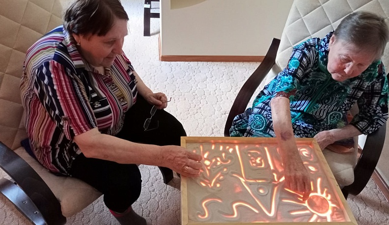 В Калужской области для реабилитации пожилых людей применяют песочную терапию