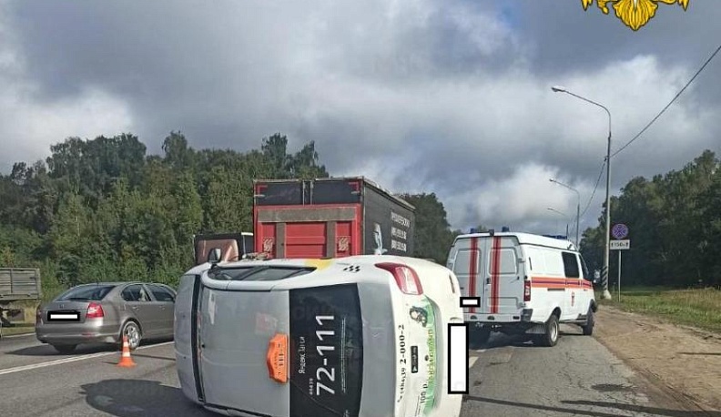 Под Обнинском в перевернувшемся такси пострадал человек