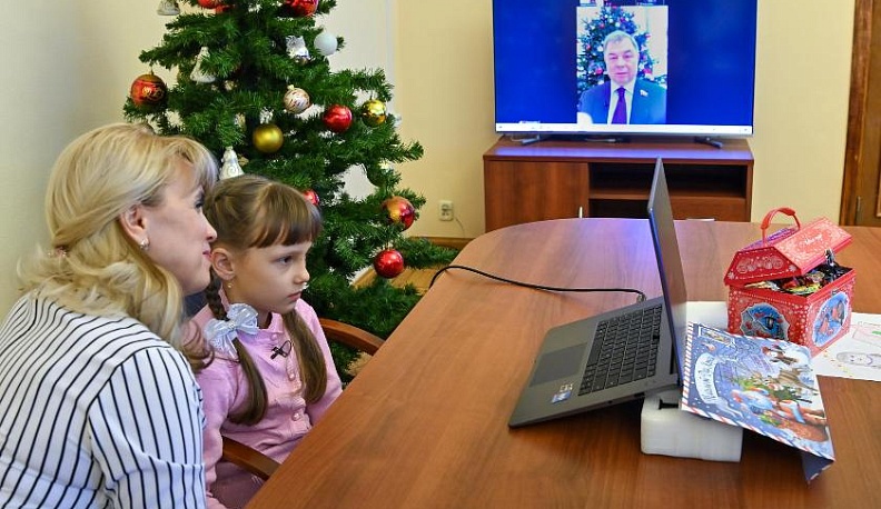 Сенатор Анатолий Артамонов исполнил новогоднюю мечту семилетней Киры из Калужской области