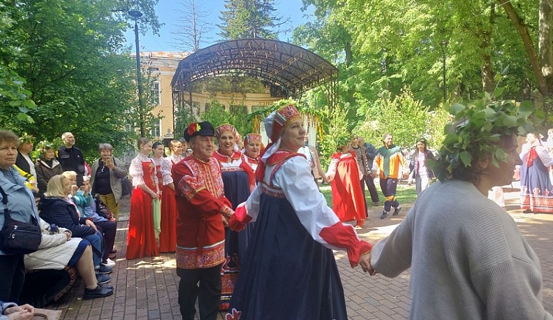 Калужане встретили Троицу большим хороводом