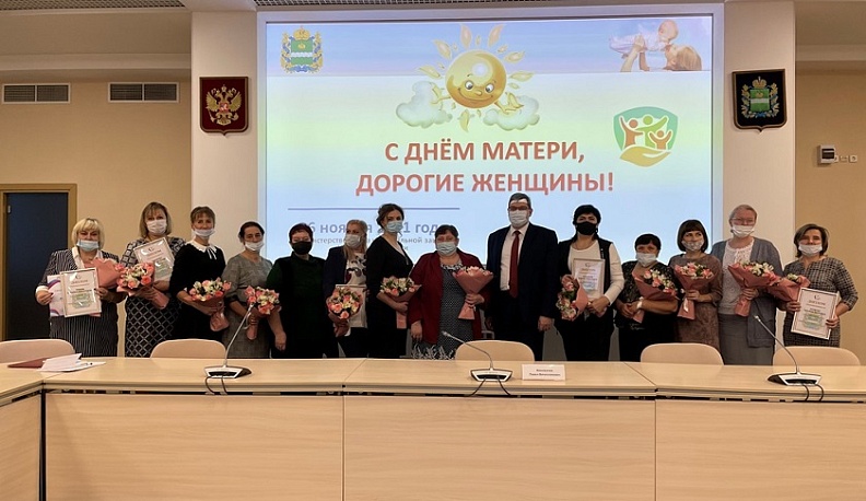 Четырнадцать калужанок наградили знаком «Признательность» в честь Дня матери