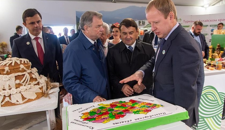 На хлебной выставке в Калужской области представили 200-килограммовый пирог