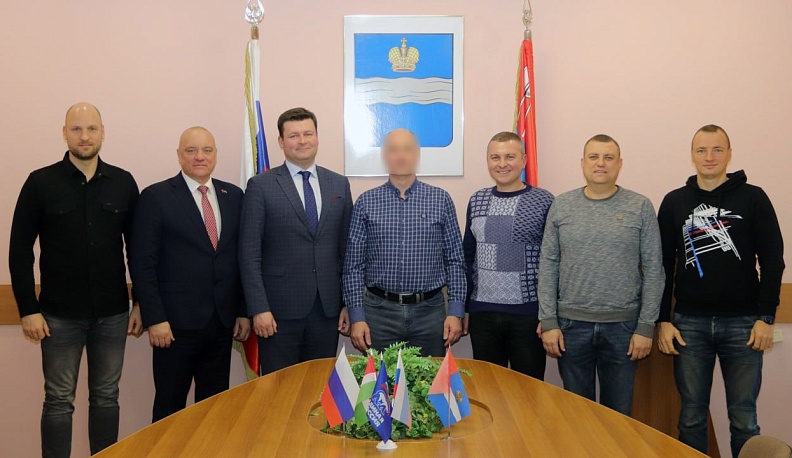 Калужские депутаты передали деньги для покупки автомобиля бойцам СВО