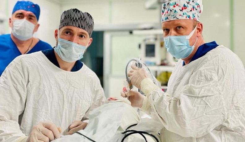 Нейрохирурги Иван Гладков и Андрей Григорьев в операционной.