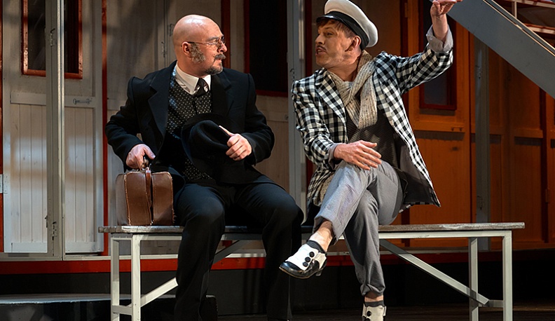 Двенадцать,  но из разных гарнитуров