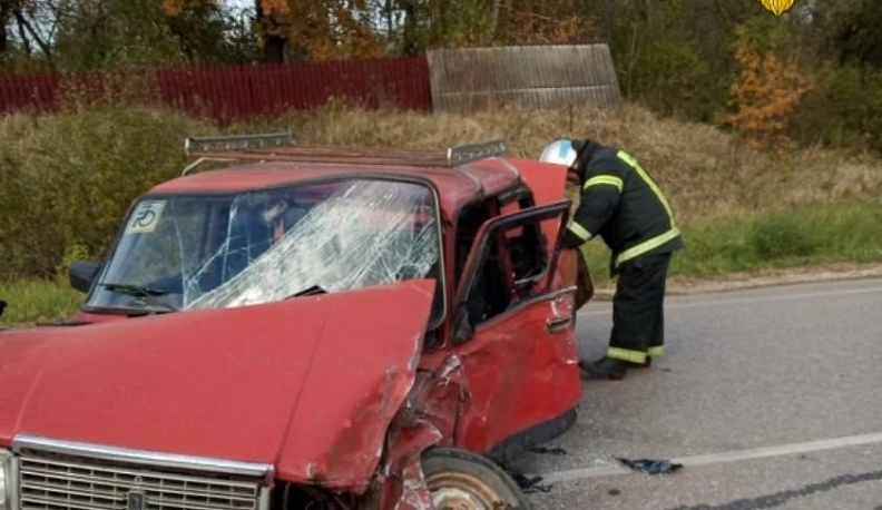 В Калужской области при столкновении ВАЗа и КАМАЗа пострадала 61-летняя женщина