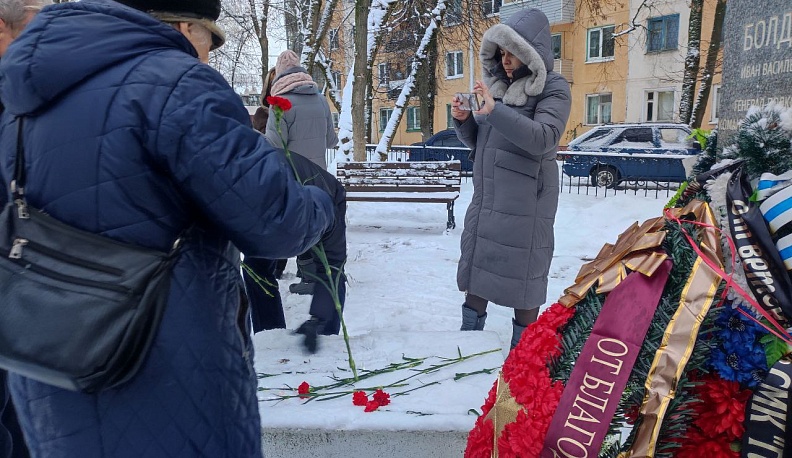 В Калуге возложили цветы к бюсту генерал-полковника Болдина 