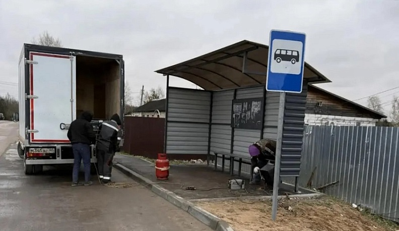 По просьбе жителя в Боровском округе починили остановку