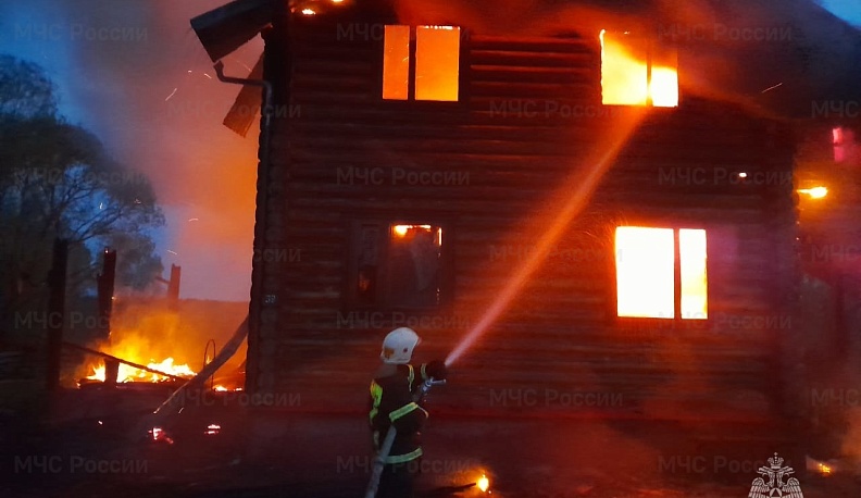 Ночью в Юхновском районе сгорел дом