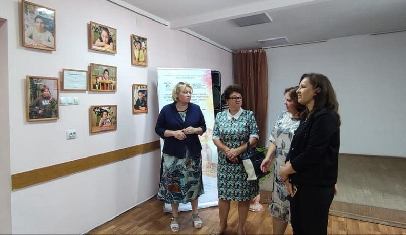 В центральной библиотеке в Людинове открылась социальная выставка «Счастье — это мы»
