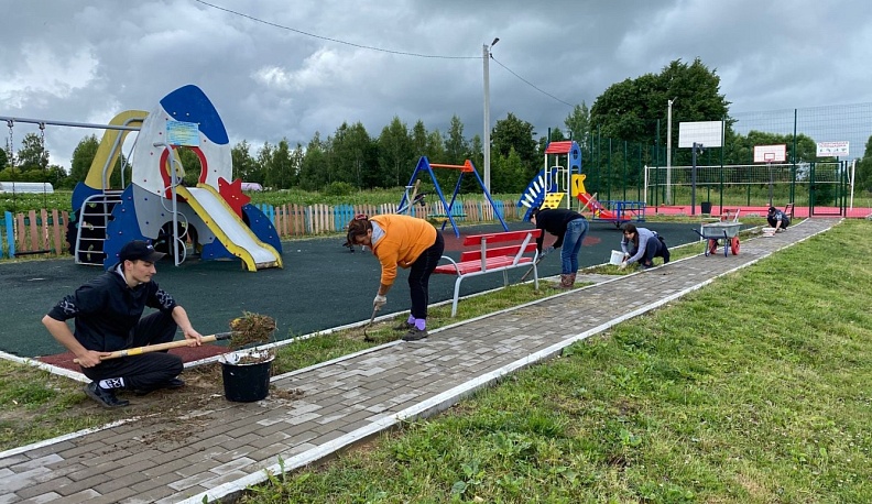 Подростки из Сухиничского района работают на благо муниципалитета