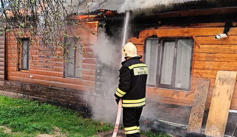 В Малоярославецком районе загорелся дом