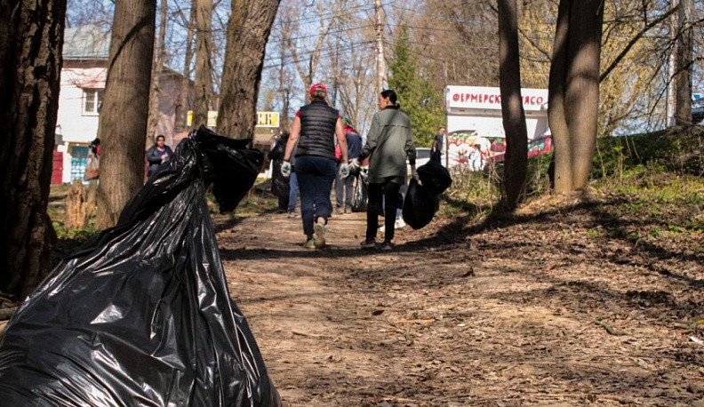 Сотрудники министерства спорта Калужской области и подведомственных организаций собрали около ста мешков с мусором