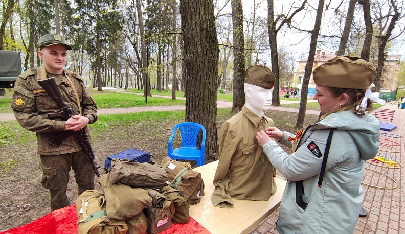 Калужане пришли гулять в парк, несмотря на непогоду