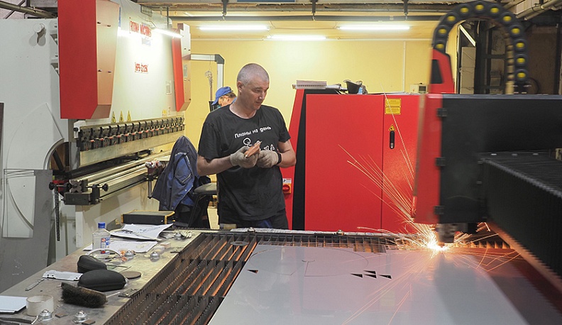 Станок лазерной резки металла, купленный на средства гранта.