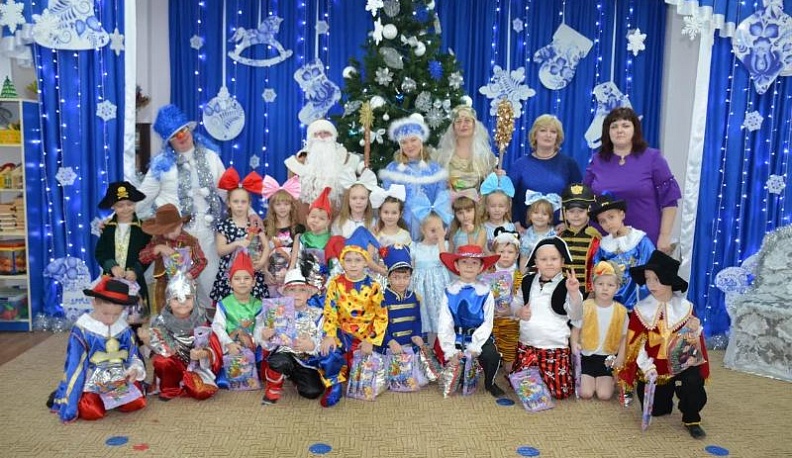 Депутат регионального парламента Михаил Дмитриков передал воспитанникам детских садов новогодние подарки