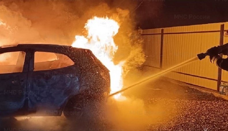 В одной из деревень Калужской области загорелся автомобиль