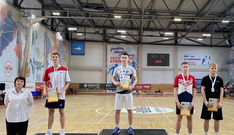 Калужане завоевали 10 наград на Всероссийском турнире по бадминтону