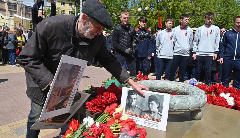 Калужане почтили память героев Великой Отечественной войны у Могилы Неизвестного Cолдата 