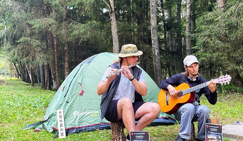 В Людинове прошел первый фестиваль костровой песни